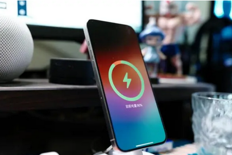 霸州苹果15换屏服务分享用什么充电器给iPhone15充电更好 